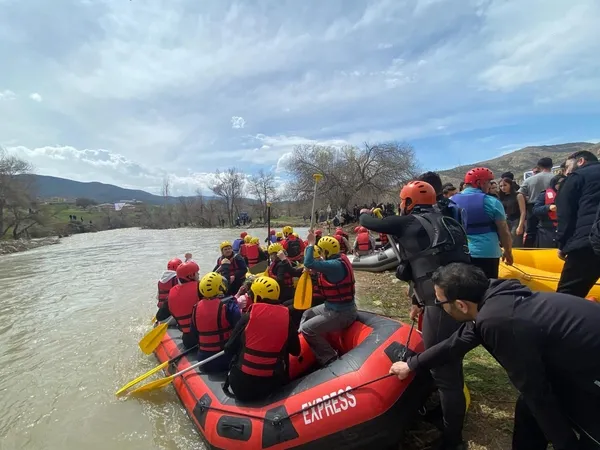 kelkit-cayinda-rafting-heyecani-3-kilometrelik-parkurda-nefes-kesen-anlar-1777205502261.jpg