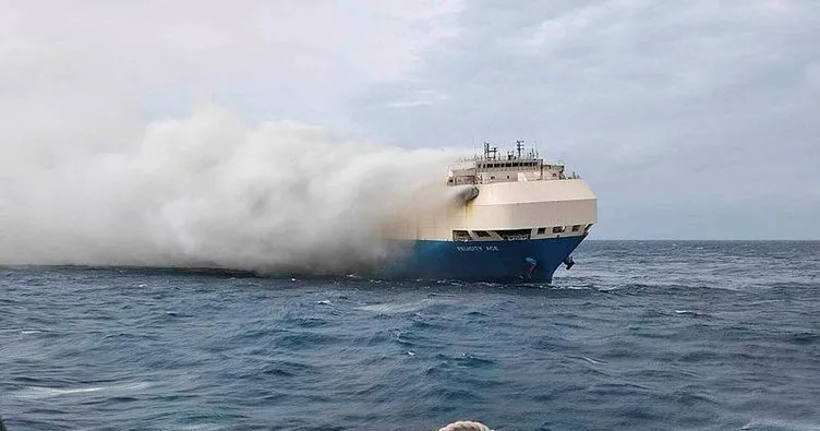 Lüks araç yüklü dev gemi okyanusta battı