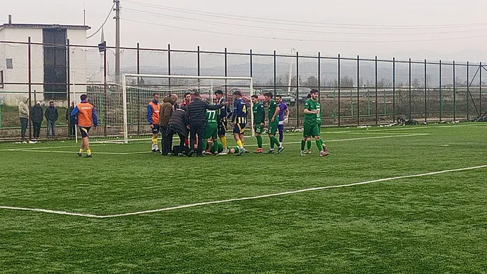 futbol-macinda-rakip-oyuncu-ile-carpisan-futbolcu-nefessiz-kaldi-1740983717531.jpeg
