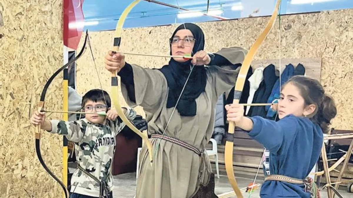 Çocuklarıyla aynı hedefe ok atıyor