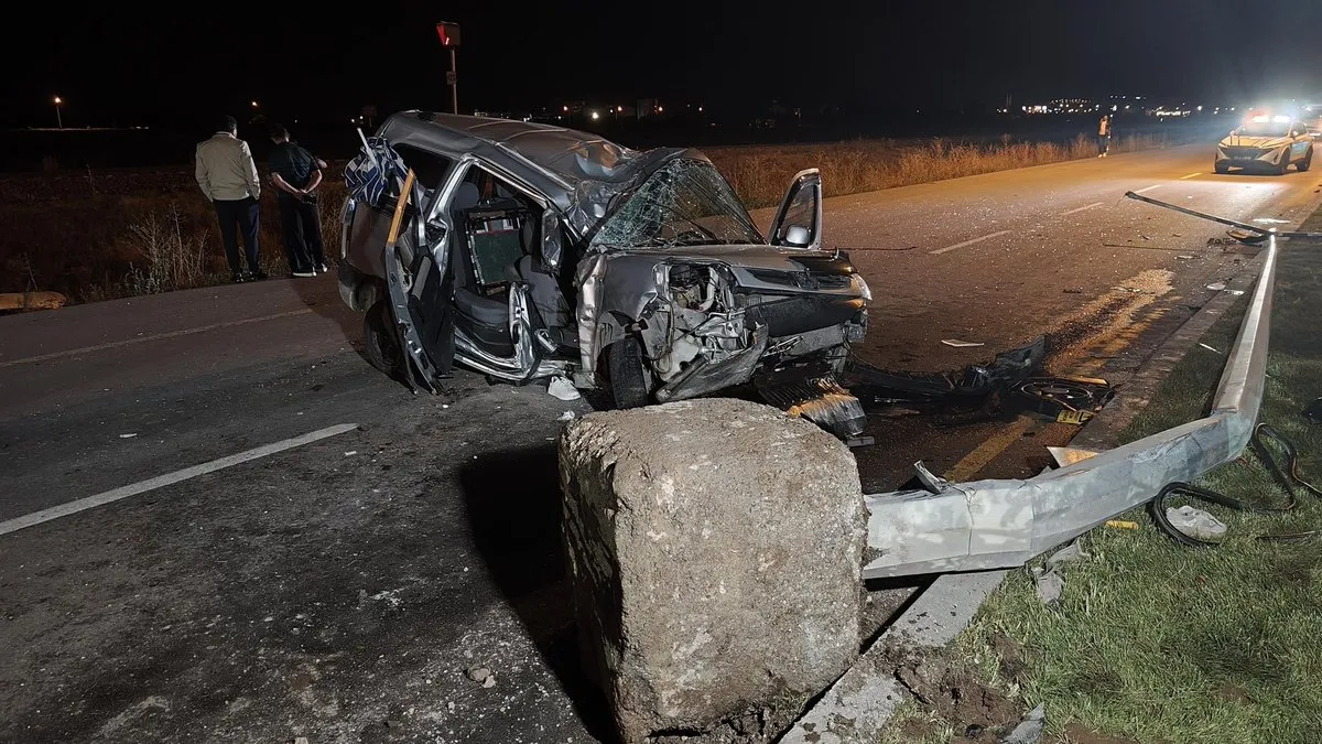 Erzurum'da feci kaza! Hafif ticari araç aydınlatma direğine çarptı: 1 ölü, 2 yaralı