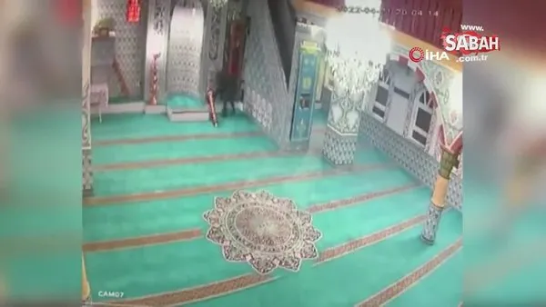 Ümraniye'de camiden şamdan çalan hırsız yakalandı | Video