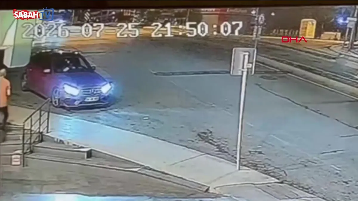 Beylikdüzü’nde feci kaza! Motosikletle otomobile çarpan 2 çocuk ağır yaralandı! Kaza anı kamerada videosunu izle Beylikdüzü’nde feci kaza! Motosikletle otomobile çarpan 2 çocuk ağır yaralandı! Kaza anı kamerada videosunu izle