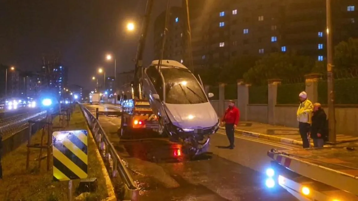 Sultanbeyli’de araç dereye uçtu: 5 yaralı Sultanbeyli’de araç dereye uçtu: 5 yaralı