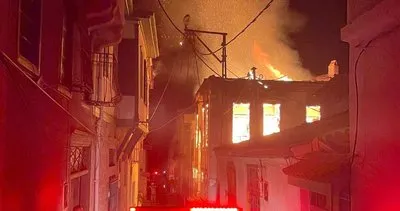 Ayvalık’taki bitişik iki metruk evde yangın #balikesir