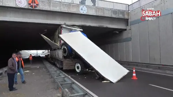 Niğde’de traktör ve kamyonet yüklü tır, köprüye sıkıştı | Video