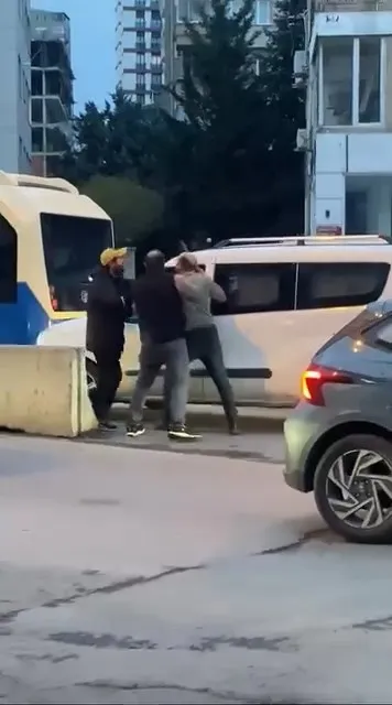 kadikoyde-sokak-ortasinda-sopali-kavga-o-anlar-kamerada-1766674391407.jpg