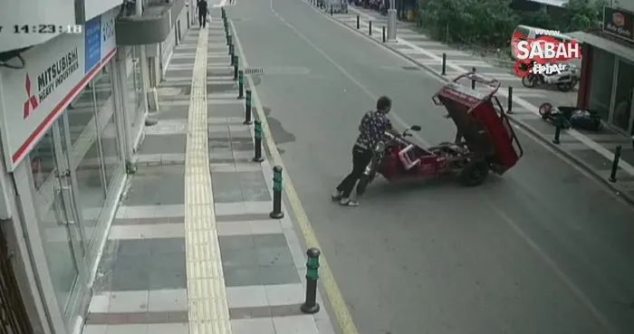 Sakarya’da gaz kolu takılı kalan motosikletin ustaya yaşattığı zor anlar kamerada | Video
