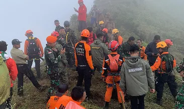 Endonezya’da uçak dağa çakıldı: 10 kişiden haber alınamıyor