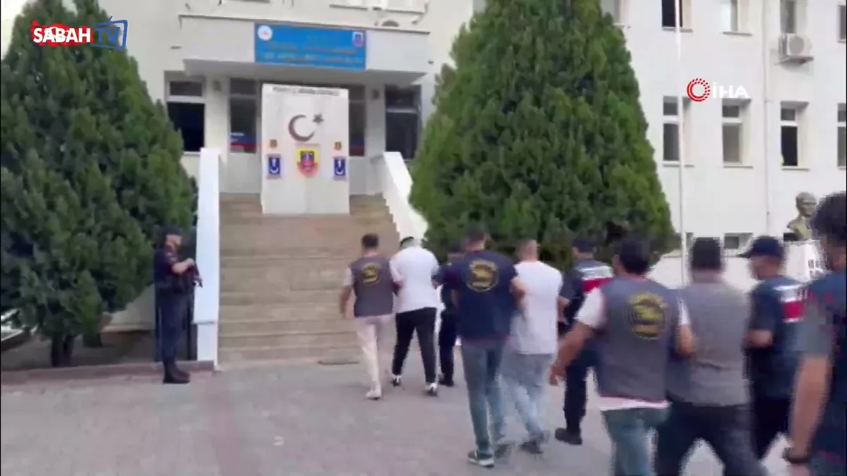 FETÖ tehdidiyle 1 milyon 293 bin lira dolandıran 5 sahte polis yakalandı | Video FETÖ tehdidiyle 1 milyon 293 bin lira dolandıran 5 sahte polis yakalandı | Video