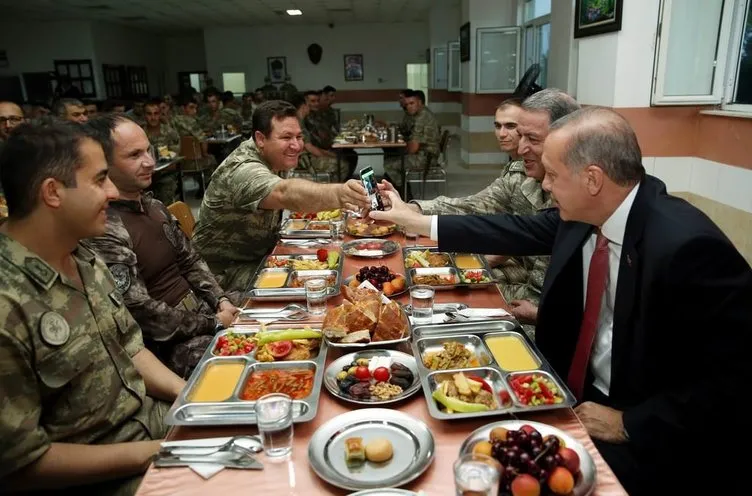 Erdoğan askerle iftar yaptı