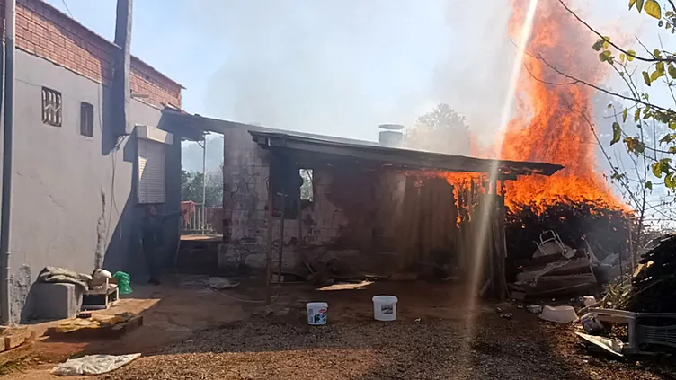 Antalya’da korkutan yangın: Gözyaşları eşliğinde yangına müdahale etmeye çalıştı!