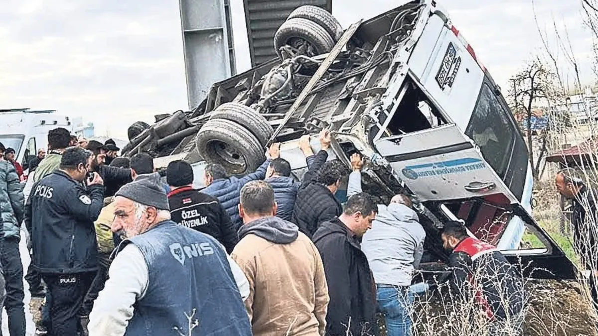 Yolcu otobüsü üst geçide çarptı: 5 ölü, 14 yaralı