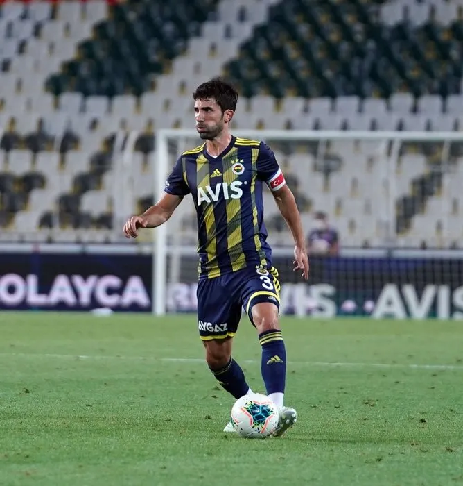 Fenerbahçe’de kaptanlık krizi! Pazubandı kenara fırlattı