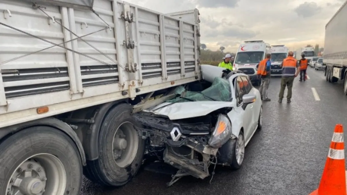 Bursa’da otomobil TIR’ın altına girdi: 3 kişi yaralandı! ‘Anne ölmedik’ Bursa’da otomobil TIR’ın altına girdi: 3 kişi yaralandı! ‘Anne ölmedik’