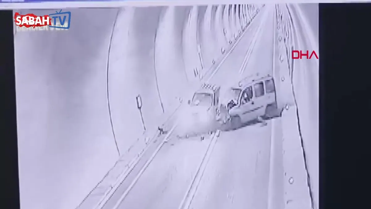 Artvin’de tünelde 7 kişinin yaralandığı kaza kamerada | Video videosunu izle Artvin’de tünelde 7 kişinin yaralandığı kaza kamerada | Video videosunu izle