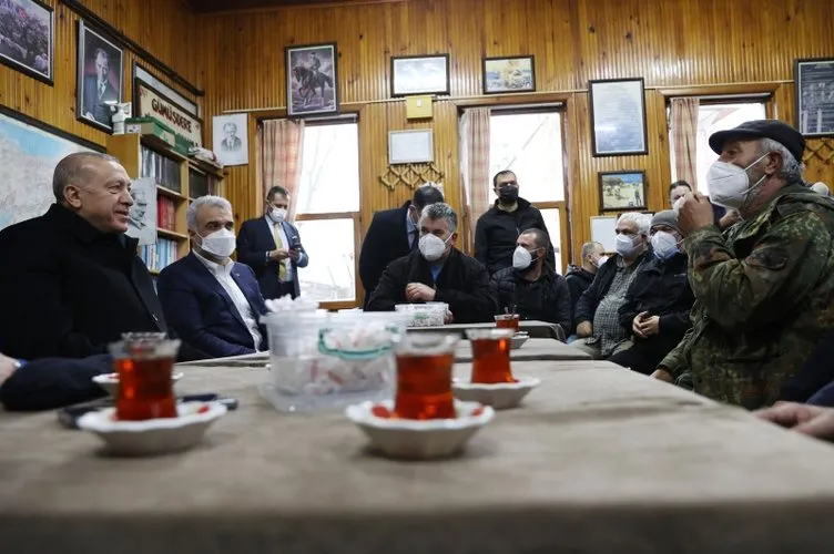Başkan Erdoğan kıraathanede vatandaşlarla sohbet edip çay içti