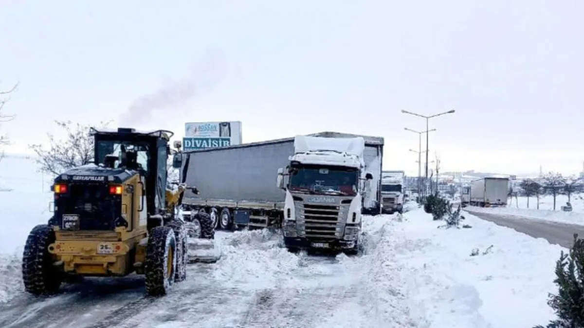 KARS’TA YARIN OKULLAR TATİL Mİ? 2 Ocak Cuma günü Kars kar tatili için Valilik duyurdu! – Galeri KARS’TA YARIN OKULLAR TATİL Mİ? 2 Ocak Cuma günü Kars kar tatili için Valilik duyurdu! – Galeri