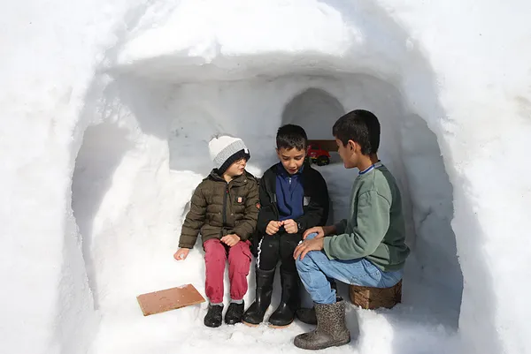 cocuklar-icin-kardan-igluyu-andiran-oyun-grubu-yapti-1769497403544.jpeg
