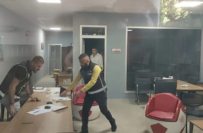 antalya-buyuksehir-belediyesine-sok-operasyon-3-gozalti-1759223254864.jpg