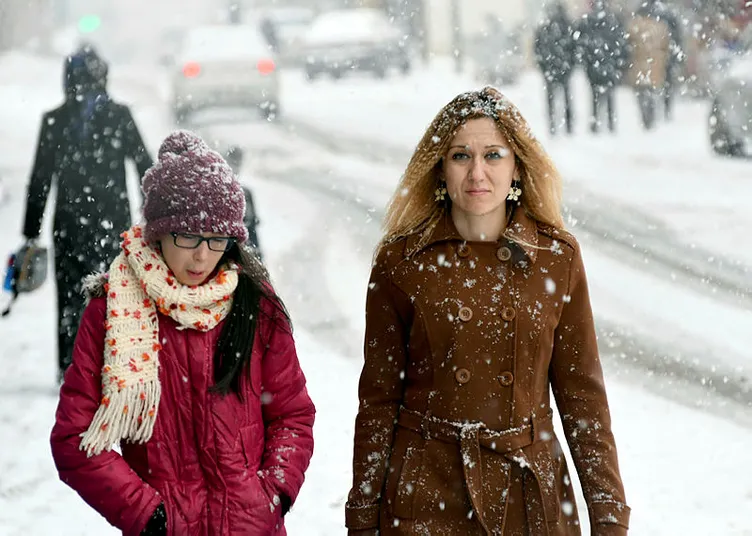 Meteoroloji'den son dakika yoğun yağış hava durumu bilgisi! Beklenen kar İstanbul'da başlıyor!