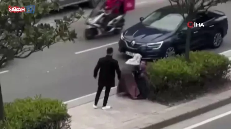 Tartışma kavgaya dönüştü! Babasını tek yumrukla bayılttı | Video