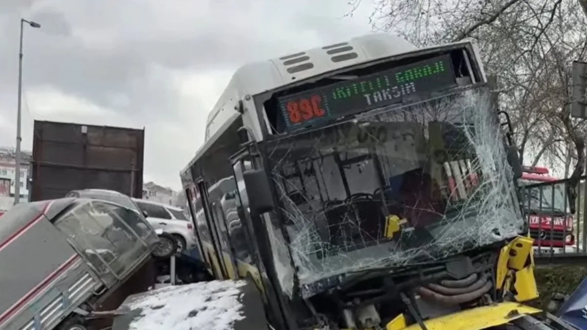 SON DAKİKA… İstanbul Esenler’de İETT otobüsü otoparka daldı: Ortalık savaş alanına döndü! SON DAKİKA… İstanbul Esenler’de İETT otobüsü otoparka daldı: Ortalık savaş alanına döndü!