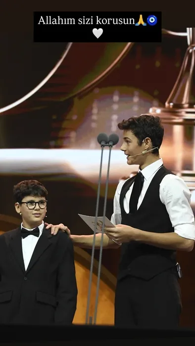 Çağla Şıkel’in oğlu Kuzey mankenlere taş çıkardı! Yakışıklılığını babasından boyunu annesinden almış...