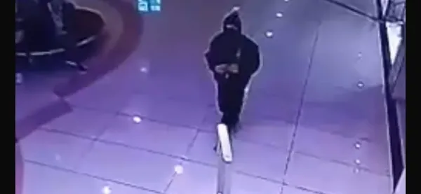 gungorende-avmde-2-bin-100-dolar-ve-9-bin-lira-bulunan-canta-hirsizi-yakalandi-1779180174561.jpg