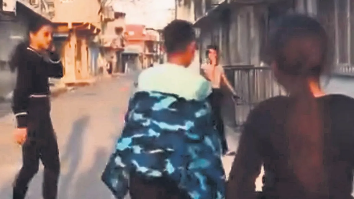 Kız çocuğunun önünü kesip darp ettiler şarkı ekleyip sosyal medyadan paylaştılar