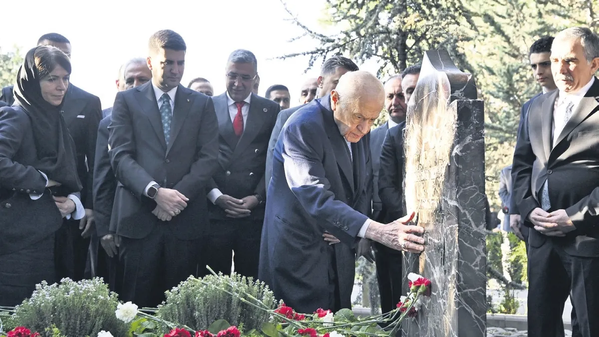Alparslan Türkeş’in mezarına ziyaret