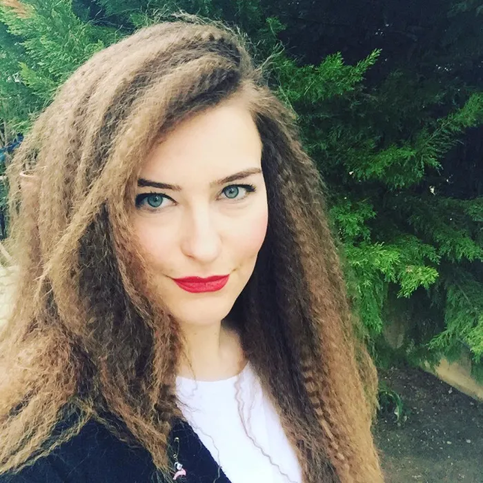 Son dakika | Mermer suyu içip ölen Özde Çivici’nin son fotoğrafı ortaya çıktı: O şişeyle poz vermiş