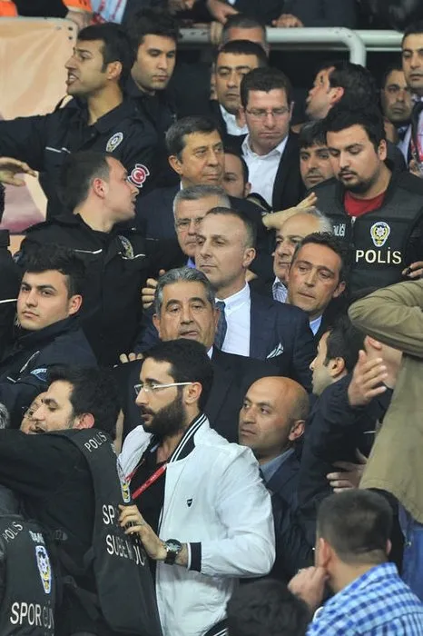 Fenerbahçeli yöneticilere yumruklu saldırı