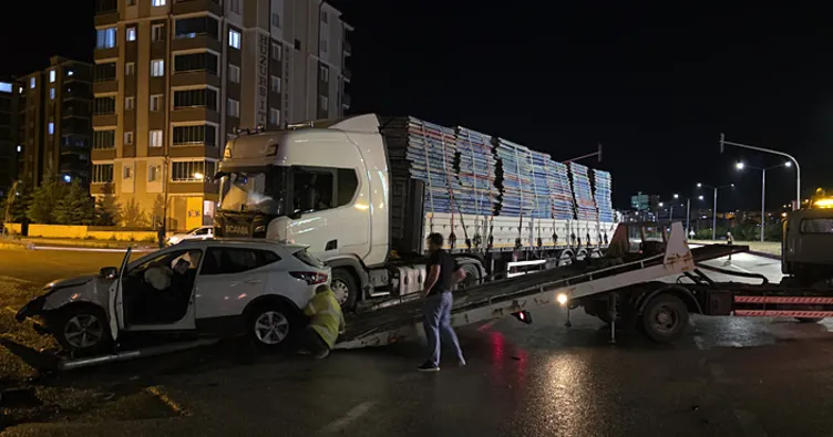 Bayburt’ta trafik kazası! Tır cipe çarptı: 1 yaralı