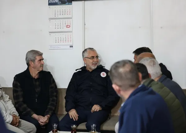 bakan-isikhan-1-mayisi-iscilerle-karsiladi-turkiyeye-katki-yapan-her-emekcinin-alin-teri-kutsaldir-1777613237843.jpg