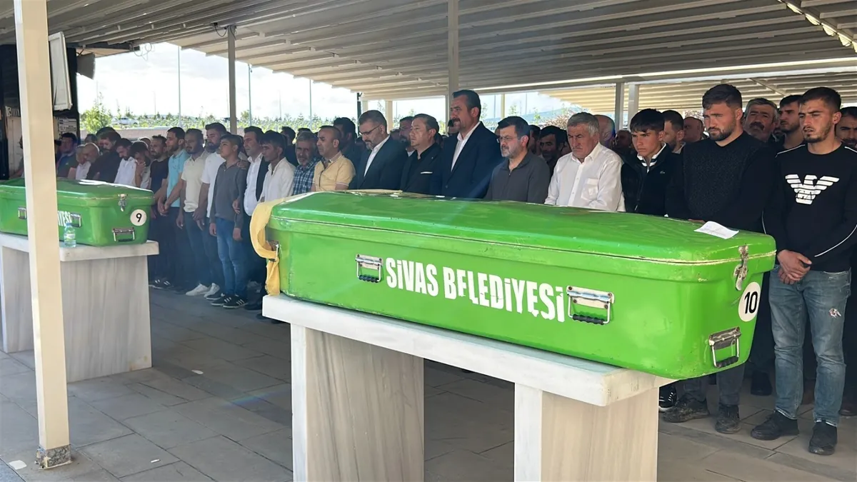Trafik kazasında ölen evli çift son yolculuğuna uğurlandı Trafik kazasında ölen evli çift son yolculuğuna uğurlandı