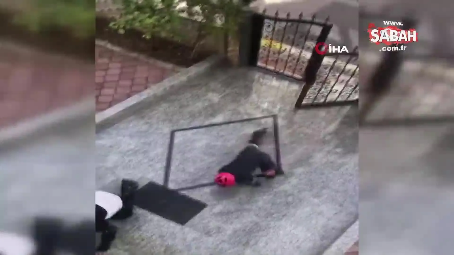 corona virusu yasagina uymayan patenci cocuklarin polis sirenini duyunca yasadigi cilgin panik kamerada video videosunu izle son dakika haberleri