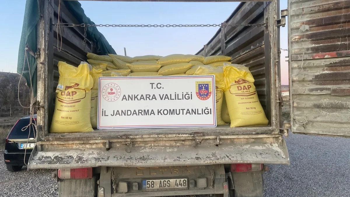 Ankara’da sahte gübre operasyonu 30 ton ele geçirildi: Piyasa değeri yaklaşık 5 milyon lira Ankara’da sahte gübre operasyonu 30 ton ele geçirildi: Piyasa değeri yaklaşık 5 milyon lira