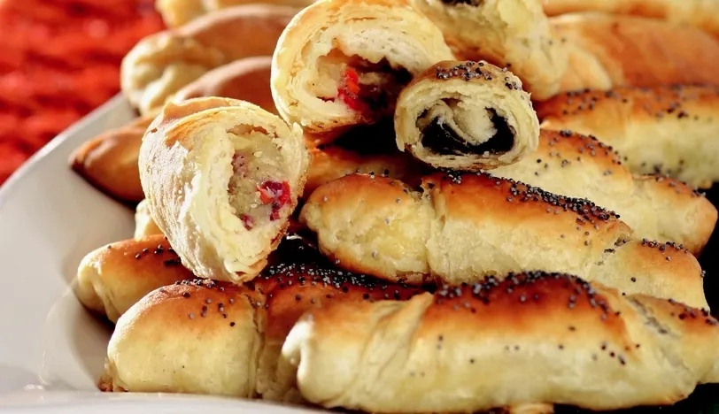 Zeytin Ezmeli ve Pastırmalı Mini Kruvasan