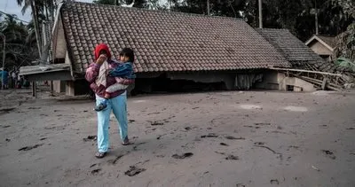 Endonezya’daki yanardağ patlamasından korkunç görüntüler
