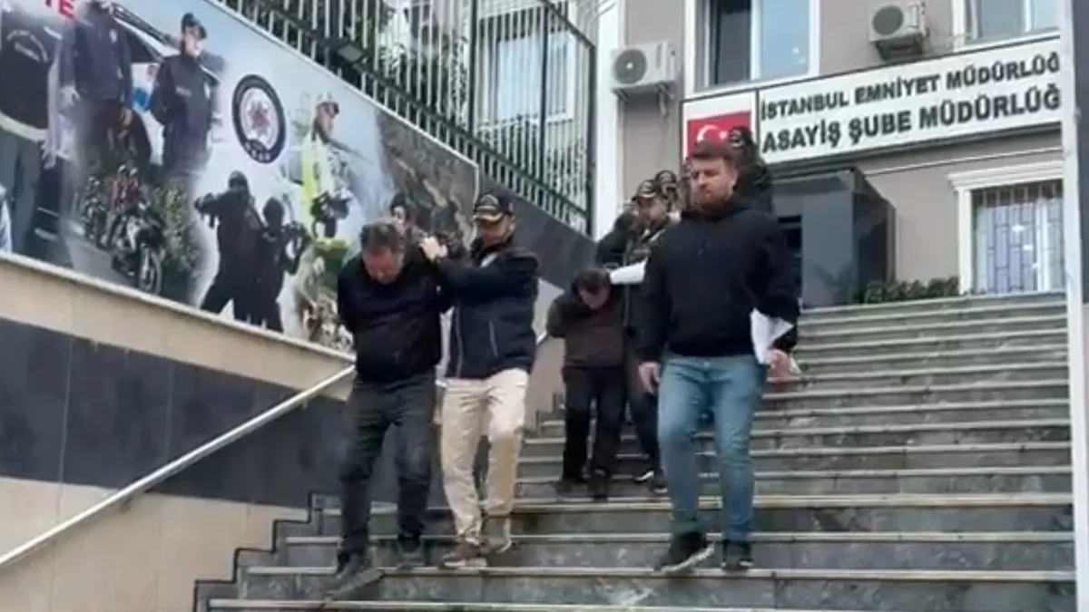 İstanbul’da motor arızası için servise verdiği aracına “Sandık motor taktık” deyip milyonluk vurgun yaptılar! Gerçeği bilirkişi raporu ortaya çıkardı İstanbul’da motor arızası için servise verdiği aracına “Sandık motor taktık” deyip milyonluk vurgun yaptılar! Gerçeği bilirkişi raporu ortaya çıkardı