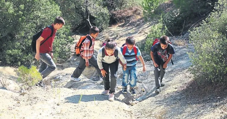 Okula gitmek için dağları aşıyorlar
