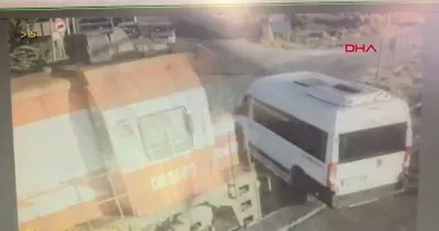 SON DAKİKA: Tekirdağ’da trenin minibüse çarpma anı görüntüleri ortaya çıktı! 6 ölü 6 yaralı... Dehşet anı kamerada
