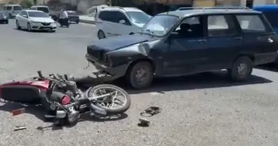 Ticari taksi ile motosiklet çarpıştı
