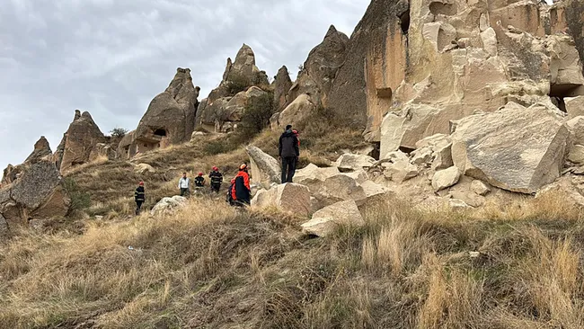 son-dakika-kapadokyada-goreme-acikhava-muzesi-girisinde-peribacasi-coktu-2-olu-cok-sayida-yarali-var-1793280230947.jpeg