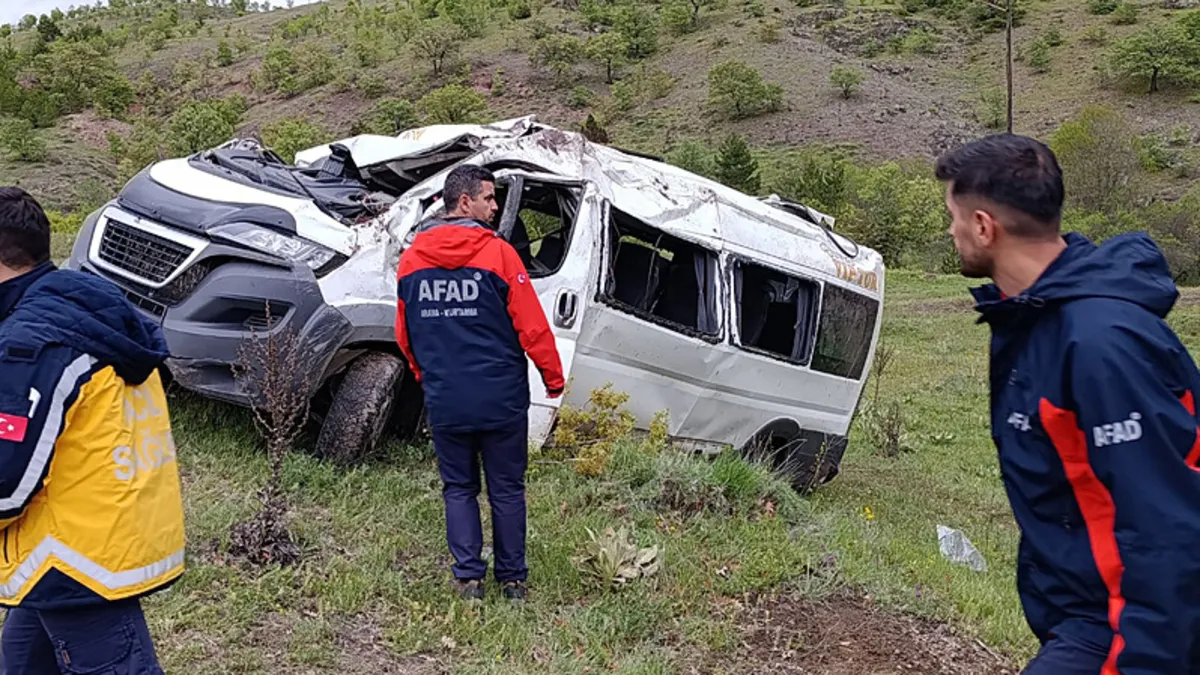 Yozgat’ta feci kaza: Öğrenci servisi devrildi! 3 kişi öldü, 7 kişi yaralandı! Yozgat’ta feci kaza: Öğrenci servisi devrildi! 3 kişi öldü, 7 kişi yaralandı!