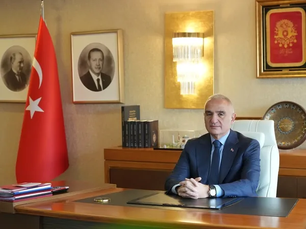 bakan-ersoy-acikladi-sardeste-tarihi-kesif-2-bin-500-yillik-dev-heykel-bulundu-1785741895944.jpeg