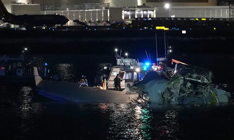 ABD’de korkunç uçak kazası | Sabotaj ihtimali gündemde: Trump’tan flaş açıklama: Helikopter neden dönmedi?