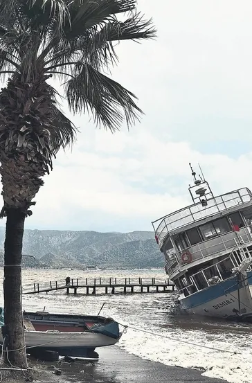 Fırtına 80 km hızla vurdu