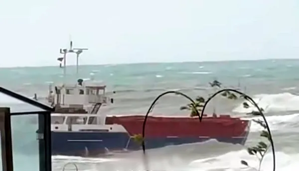 kilyosta-dev-dalgalarda-kuru-yuk-gemisini-surukledi-gemi-yardim-istemeden-dalgalardan-kurtulup-yoluna-devam-et-1738945292277.jpg